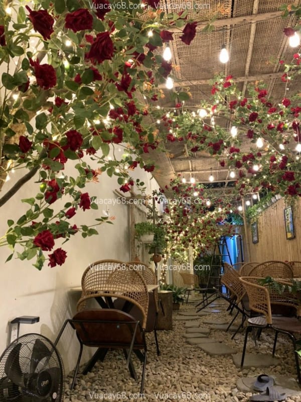 decor hoa hồng giả quán cafe